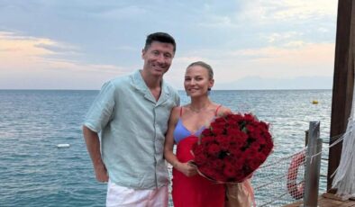 Barcelona forveti Robert Lewandowski ailesiyle Antalya’da!