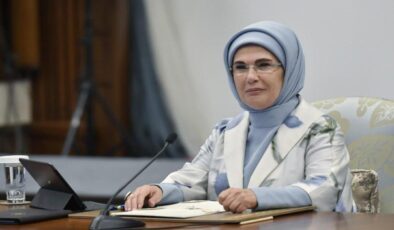 Emine Erdoğan “Ulusun Annesi” sergisinin anı defterini imzaladı