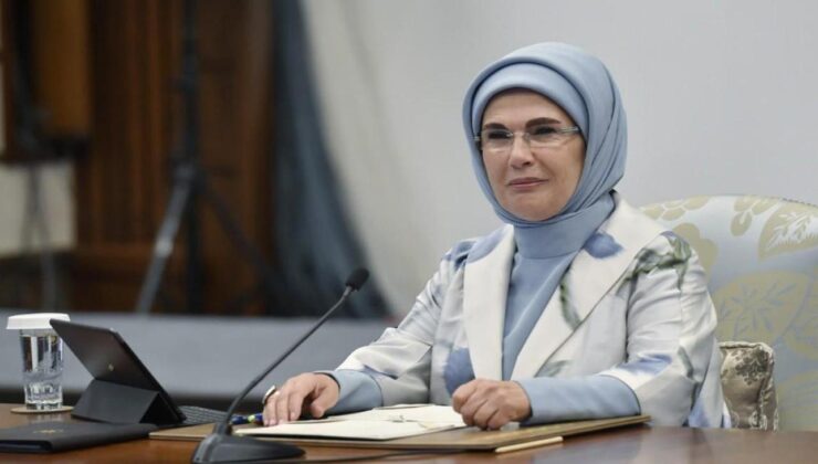 Emine Erdoğan “Ulusun Annesi” sergisinin anı defterini imzaladı