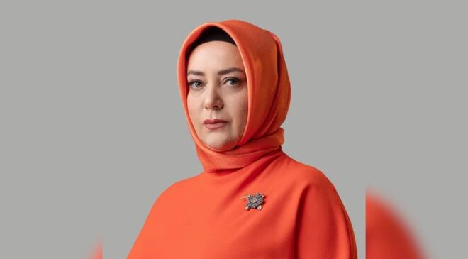 Kızılcık Şerbeti Pembe Gazi Koşusu’nda Leydi Diana Esintileriyle Göz Kamaştırdı