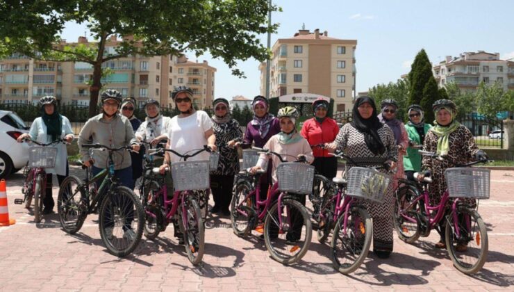 KOMEK’te kadınlar için verilen bisiklet kullanma eğitimi büyük beğeni görüyor