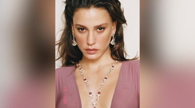 Serenay Sarıkaya’dan Doğum Gününde Cesur Pozlar