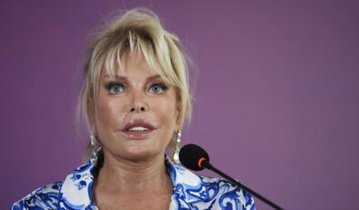 Ajda Pekkan’ın Yaptırdığı Botokslar Artık İşe Yaramıyor Mu? Harbiye’de Maskeli Show