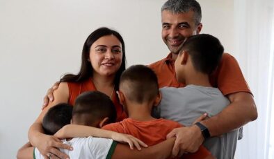 Depremzede çift, koruyucu aile olduğu 4 çocuğuyla yeni evine taşındı