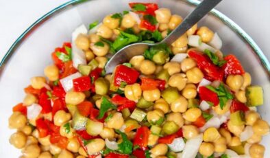 Yaz aylarının hafif ve doyurucu seçeneği: Nohut salatası tarifi