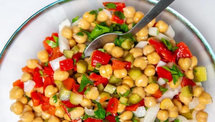 Yaz aylarının hafif ve doyurucu seçeneği: Nohut salatası tarifi