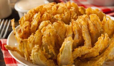Yeni nesil atıştırmalık: Evde Blooming Onion (soğan çiçeği) nasıl yapılır?