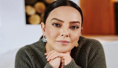 Ebru Gündeş havalimanında makyajsız görüntülendi, tuhaf hareketleri tepki topladı