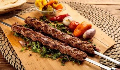 Fırında şov: Tepside Adana kebap tarifi ile lezzet patlaması