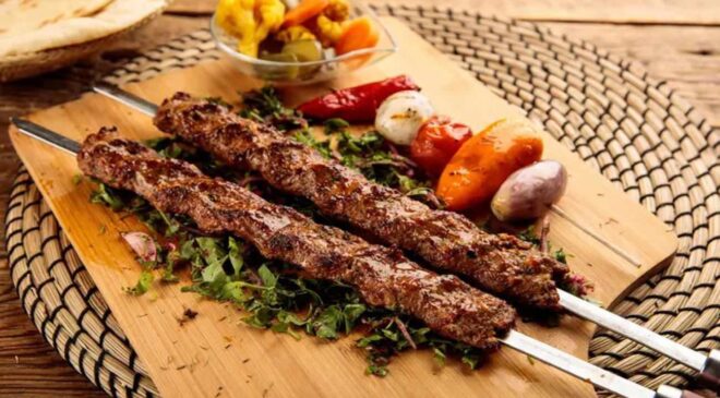 Fırında şov: Tepside Adana kebap tarifi ile lezzet patlaması