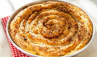 Günün her saatine yakışan pratik soğanlı börek tarifi