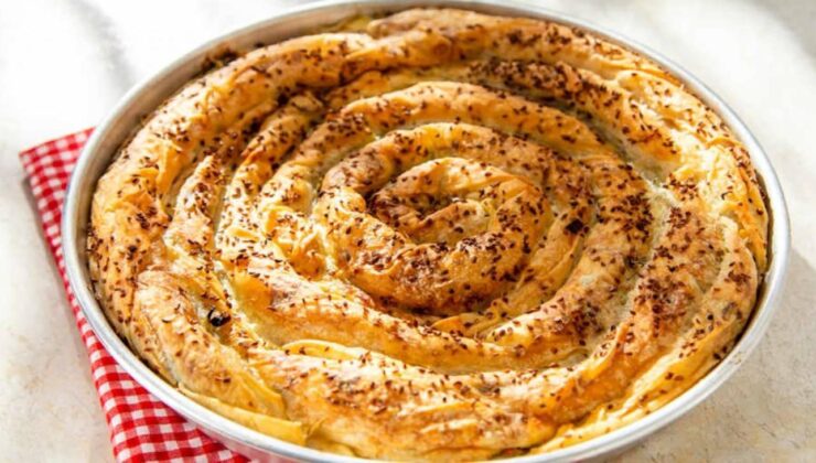 Günün her saatine yakışan pratik soğanlı börek tarifi