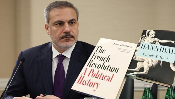 Hakan Fidan’ın masasındaki 2 kitap!