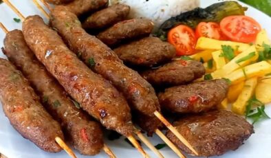Sofraların yeni gözdesi: Fırında patatesli şiş köfte tarifi