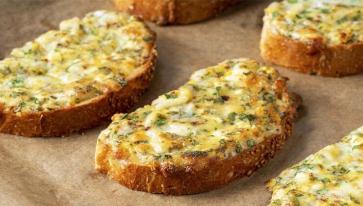 15 dakikada fırında yumurtalı ekmek tarifi: kahvaltıya pratik lezzet katın!
