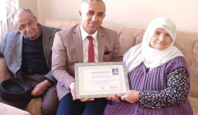 88 yaşında azmiyle örnek oldu: Emine nine okuma yazmayı öğrendi!