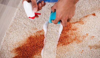 Halıların üzerinde lekeleri saniyeler içinde yok eden yöntem!