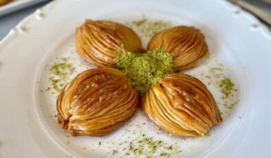 Şerbeti ve bol fıstığıyla mekik tatlısı tarifi: İncecik hamuruyla davet sofralarının yıldızı