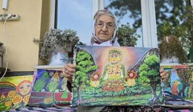 89 yaşındaki makbule teyze, fırçasını elinden bırakmıyor