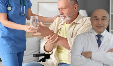 Bu belirtiye dikkat: Parkinson’un ilk sinyali ‘basit’ bir titreme olabilir