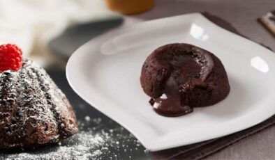 Çikolata tutkunlarına müjde: Dakikalar içinde hazır ‘volkan kek’ tarifi!