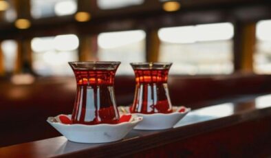 Harvard’lı doktordan çay içenlere çarpıcı uyarı: Bu hatalar bağırsak ve karaciğeri etkiliyor!