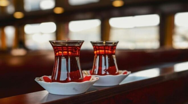 Harvard’lı doktordan çay içenlere çarpıcı uyarı: Bu hatalar bağırsak ve karaciğeri etkiliyor!