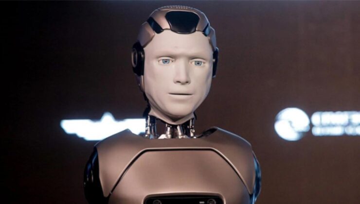 Rusya’nın ilk yapay zeka destekli robotu AIDOL, tanıtım etkinliğinde yere kapaklandı!