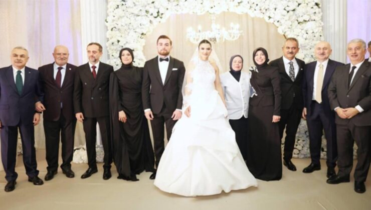 Siyaset dünyası bu düğünde buluştu: Zeynep Özer ve Batuhan Ersoy evlendi