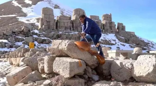 Türkücü Aydın Aydın, yapay zekaya karşı sazını parçaladı! “Emeğimizi bir tıkla çaldın”