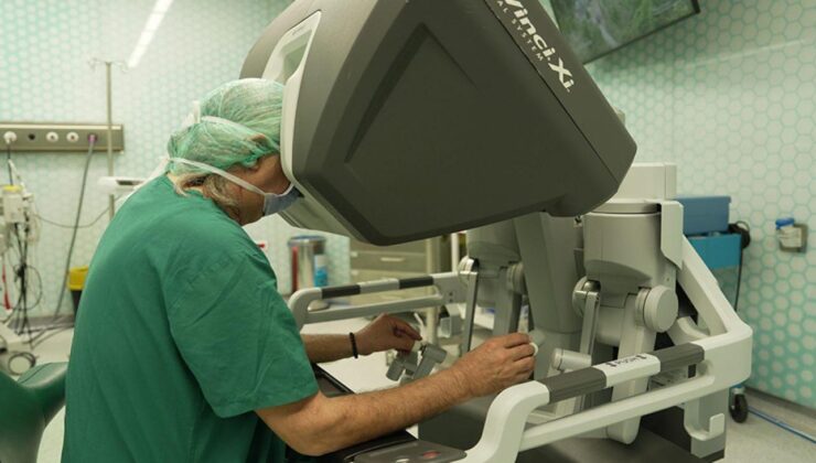 Çığır açan yöntem: Neşterin yerini robot kolları aldı!