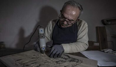 Emekli Doktor Yakup İşleyen, Oltu taşını ahşap oymacılığıyla sanata dönüştürüyor