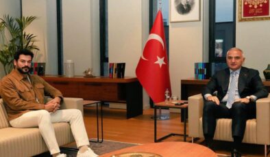 Ünlü oyuncu Burak Özçivit’ten Bakan Ersoy’a ziyaret!