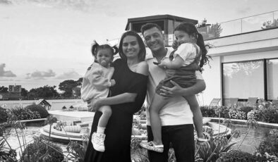 Mesut Özil’den ailesiyle mutluluk pozu!