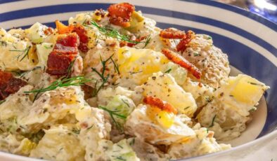 Sofraların yeni yıldızı: Fırın patatesli yoğurtlu salata tarifi