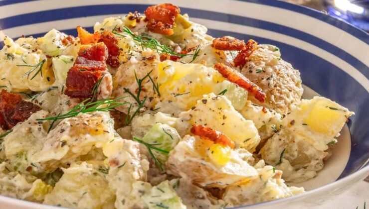 Sofraların yeni yıldızı: Fırın patatesli yoğurtlu salata tarifi