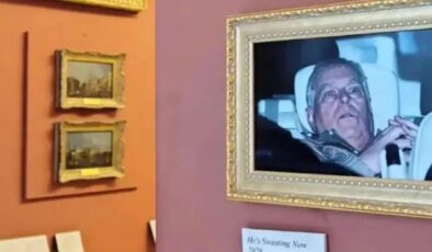 Epstein’le ilişkisi ortaya çıkmıştı: Eski prens Andrew’un şok anı Louvre Müzesi’ne asıldı