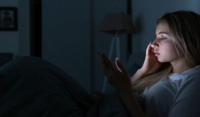 Karanlıktaki sinsi düşman ‘telefon’: 2050’de dünyanın yarısı gözlük takacak!