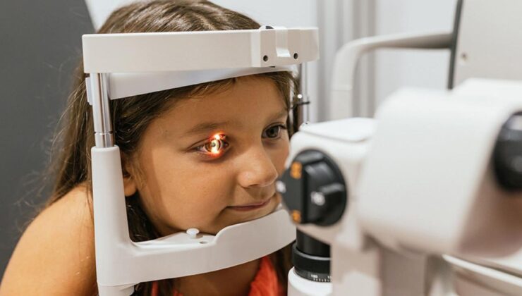 Uzmanından kritik uyarı: Uzun süre ekrana bakmak miyop hastalığını artırıyor