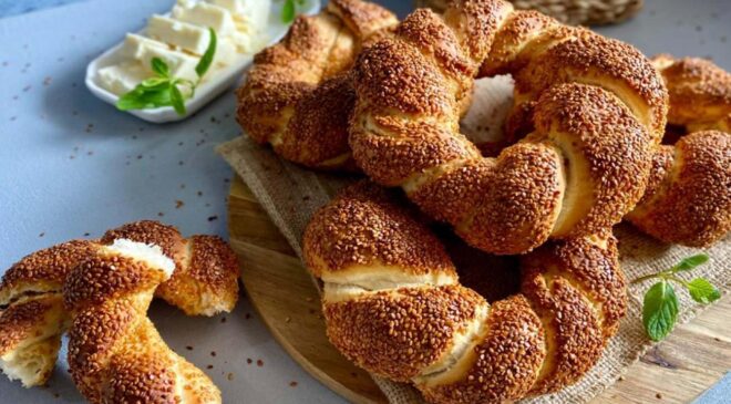 Bir kez deneyen hep yapıyor! Mayası tam tutan, susamı bol: Sütlü simit tarifi