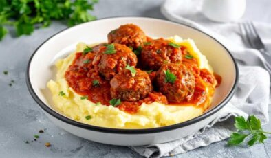 Kalabalık sofralar için: Patates püresi yatağında soslu köfte tarifi