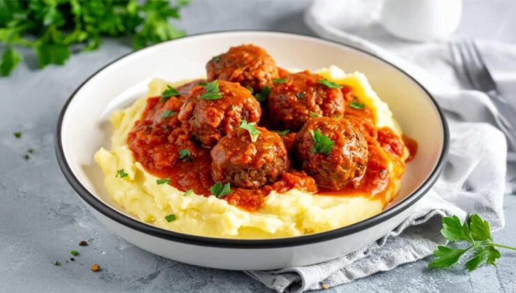 Kalabalık sofralar için: Patates püresi yatağında soslu köfte tarifi
