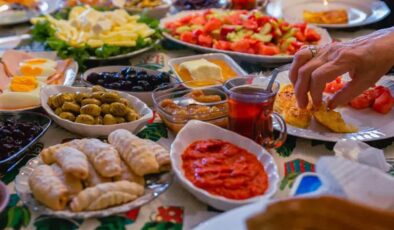 Midenizi bayram ettirirken yormayın: Bayramda sindirim sistemini bozan 5 büyük hata!