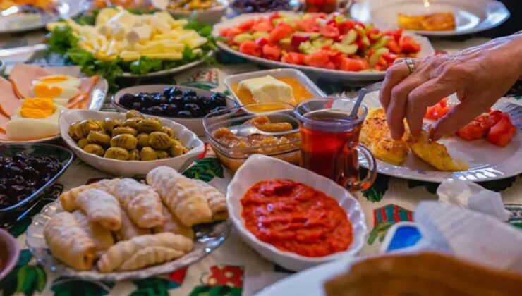 Midenizi bayram ettirirken yormayın: Bayramda sindirim sistemini bozan 5 büyük hata!