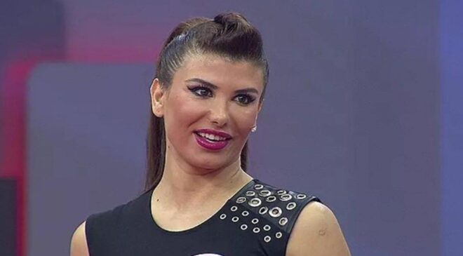 Şarkıcı Hatice cam silerken hayranlarını korkuttu! Az kalsın düşüyordu