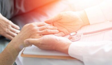 Dünya Parkinson Günü’nde umut ışığı: Ameliyatsız tedaviyle titreme durdurulabiliyor!