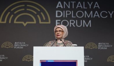 Emine Erdoğan, Antalya Diplomasi Forumu’nda “Filistin İçin Tek Yürek” temalı etkinliğe katıldı